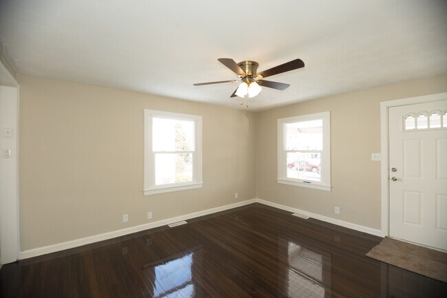 Building Photo - 3 potential 4 bedroom in desirable Beech G...