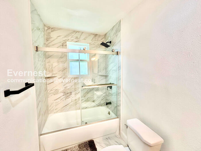 Building Photo - 8633 Westglen Dr