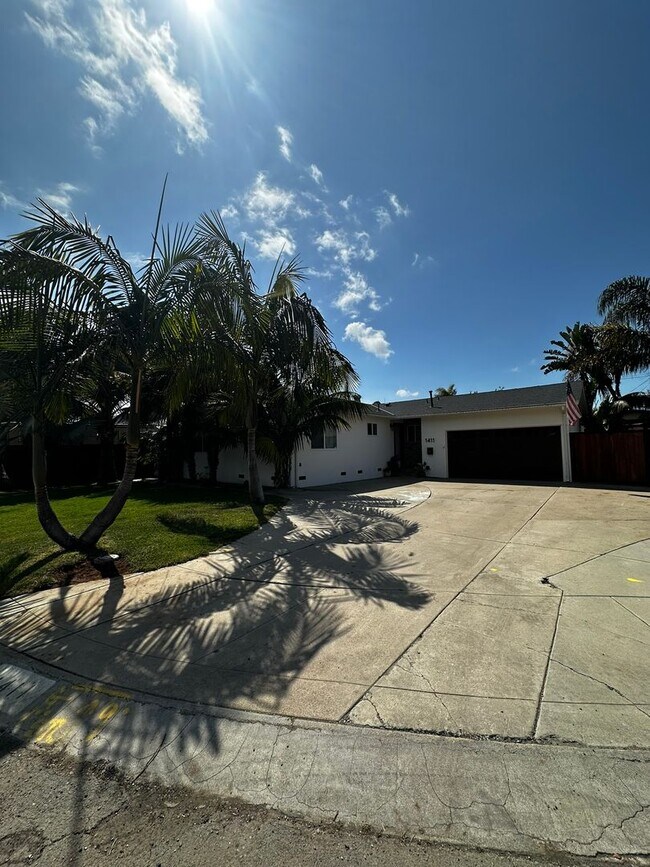 Building Photo - Gorgeous 3-Bedroom 2 bath Home with Pool A...