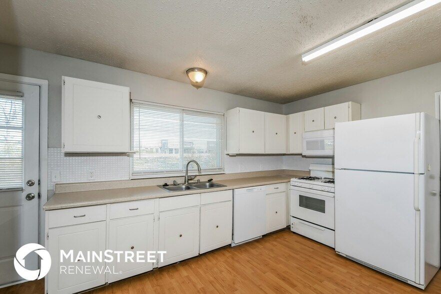 Building Photo - 1716 Springhill Dr