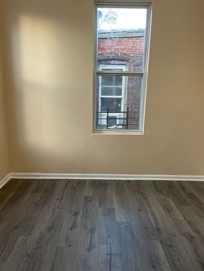 Building Photo - Section 8 welcome 3 Bed w bonus room Pet-F...