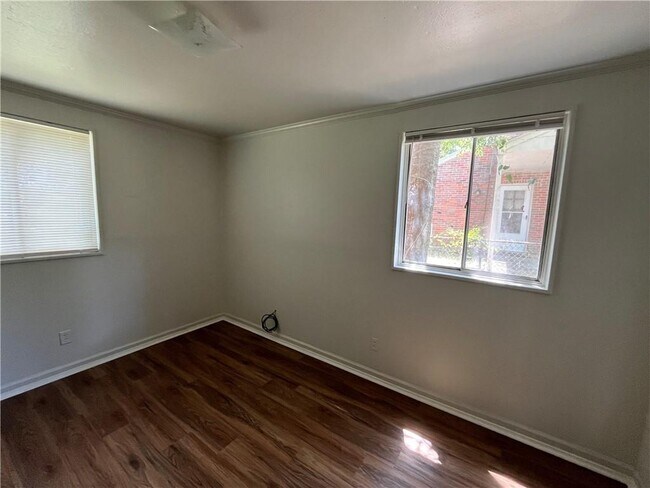 Building Photo - 459 Seabreeze Rd E