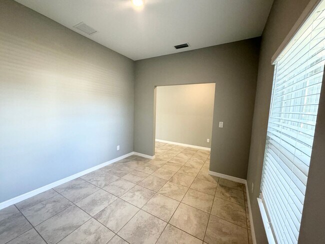 Building Photo - 3 Bed + Den with 2 Baths & 2 Car Garage