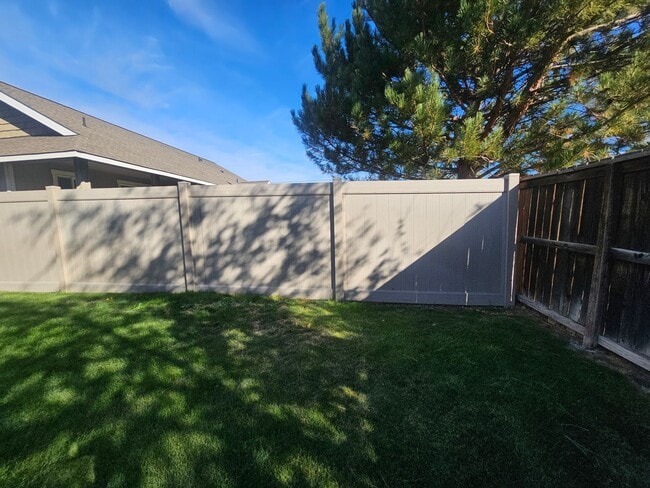 Building Photo - Spacious Home!