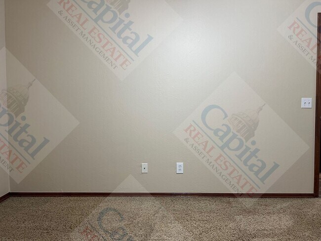 Building Photo - Spacious Duplex in Harrah