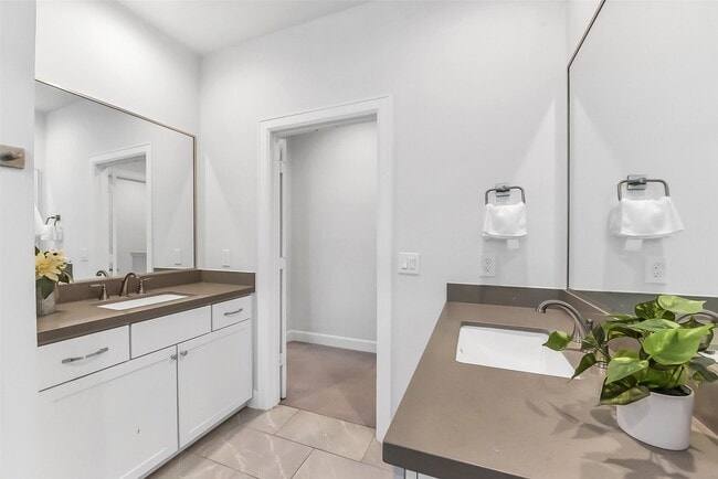 Building Photo - 2804 Grand Fountains Dr