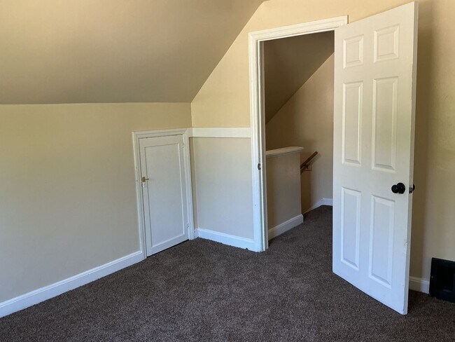 Building Photo - 3 Bedroom Single Family Home