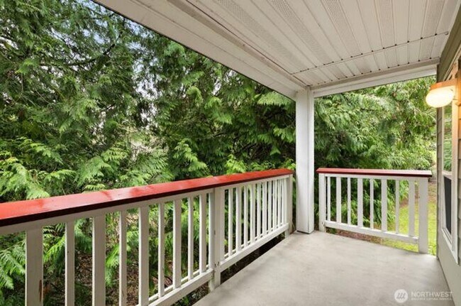Building Photo - Beautiful 3 Bedroom 2 Bath Condo Newport Way Issaquah