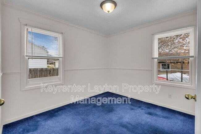 Building Photo - 12 S Lakeview Dr