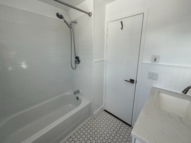 Building Photo - 191 Hobart Ave