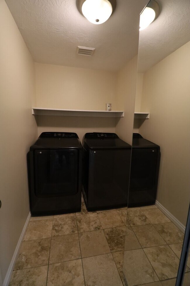Building Photo - Large Pet Friendly House in the Foothills of Provo