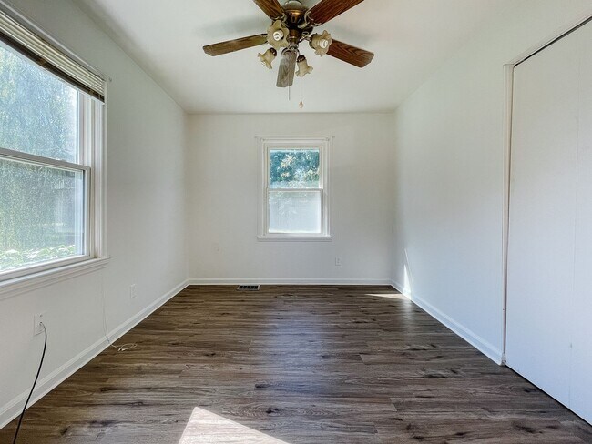 Building Photo - 2 Bedroom Home, Fenced in Backyard + Garage! Available soon!