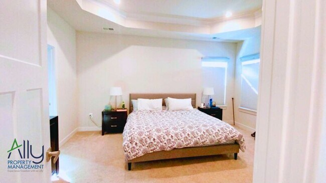 Building Photo - 3272 Village Park Ave