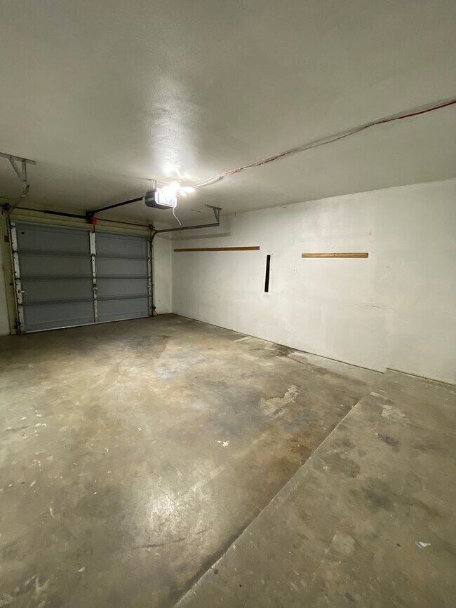 Building Photo - West Valley Duplex With the Kitchen Everyone Wants!