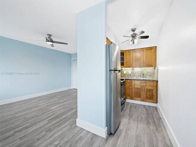 Building Photo - 1816 E Oakland Park Blvd