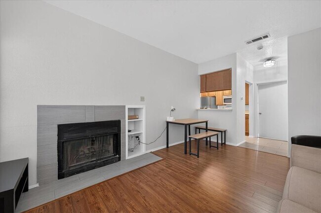 Building Photo - 806 W 24th St