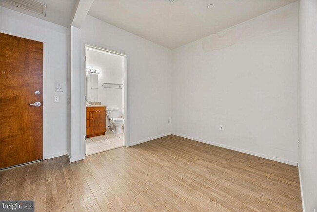 Building Photo - 1015 W Lancaster Ave