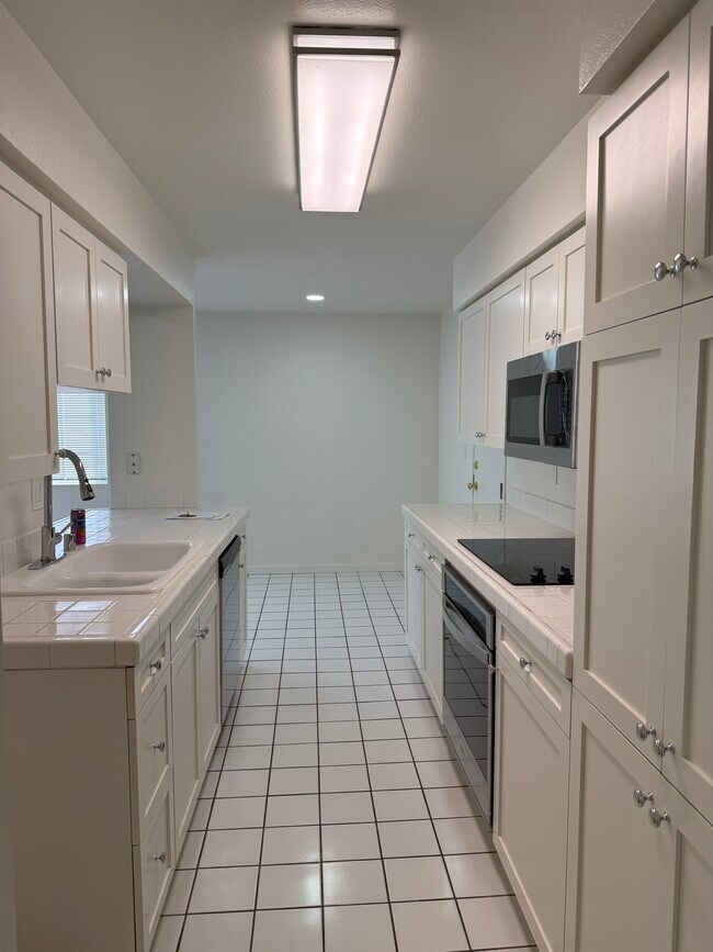 Building Photo - 5050 Coldwater Canyon Ave