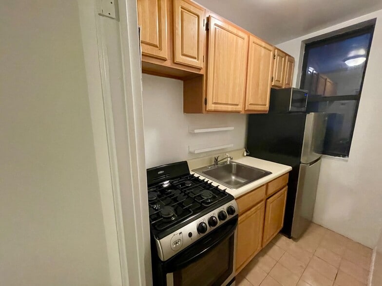Building Photo - 156 E 85th St