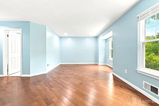 Building Photo - 350 Greenfield Rd