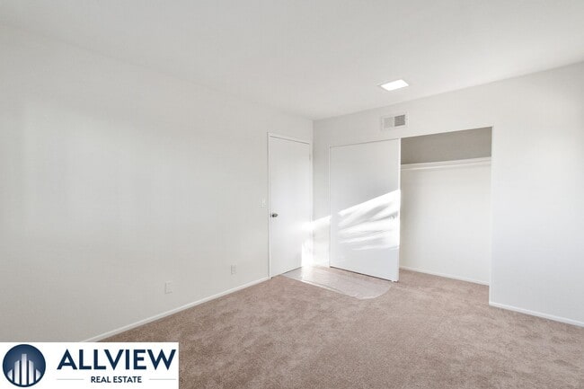 Building Photo - Gorgeous, updated 3 bed, 2 bath home in th...