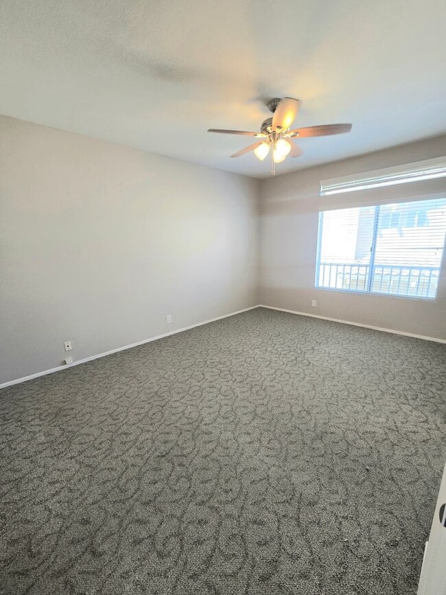 Building Photo - Large and spacious 3 bedroom townhouse with garage!