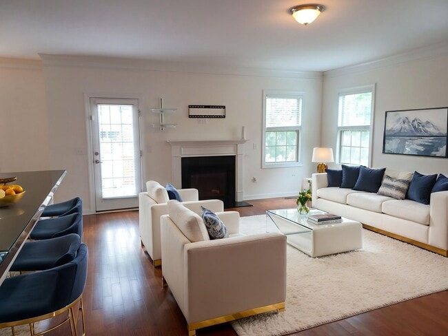 Building Photo - Lovely 5 Bedroom 4 Bathroom Single Family ...