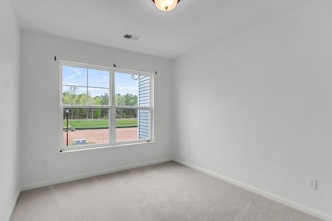 Building Photo - Move-In Ready Home in the Heart of Goose Creek