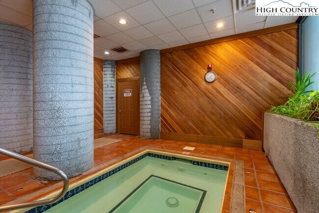 Building Photo - 303 Sugar Top Dr