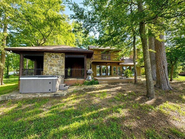 Building Photo - Waterfront Living in Benton!