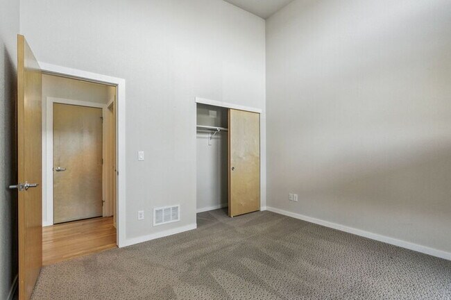 Building Photo - 1821 Blue Star Ln