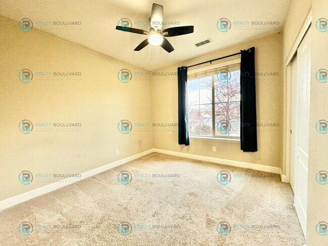 Building Photo - Spacious 4-Bedroom Gem in Somersett with S...