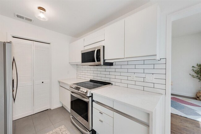 Building Photo - 5990 Lindenshire Ln