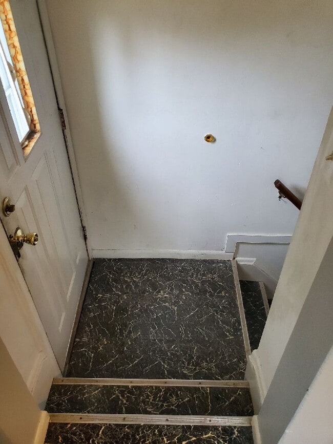 Building Photo - Beautiful, sprawling, brick ranch - $1600/mo