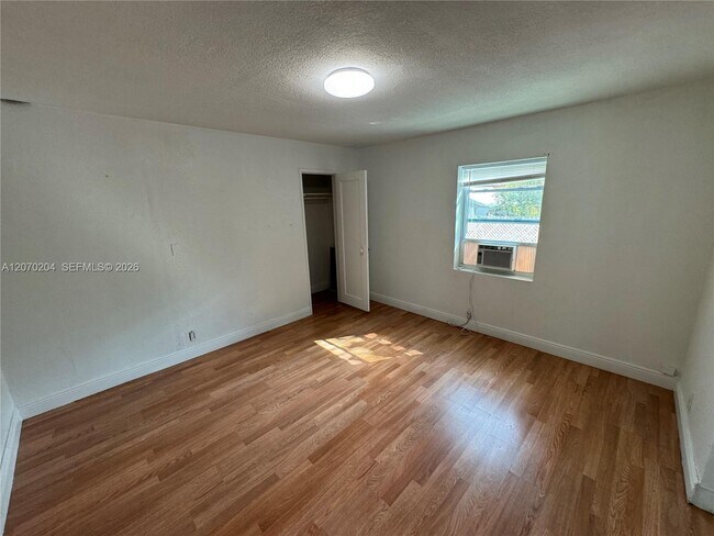 Building Photo - 1018 N 17th Ct