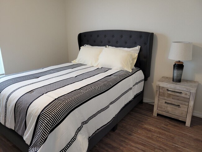 Building Photo - NEW LUXURY ONE BEDROOM APARTMENT FULLY FUR...