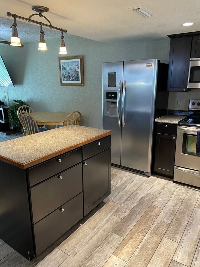 Building Photo - Available May 1st, 2026! Furnished, ground floor unit!