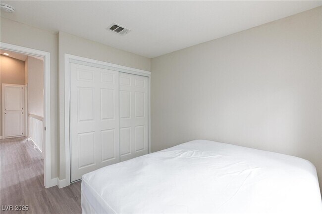Building Photo - 9836 Russett Wood Cir