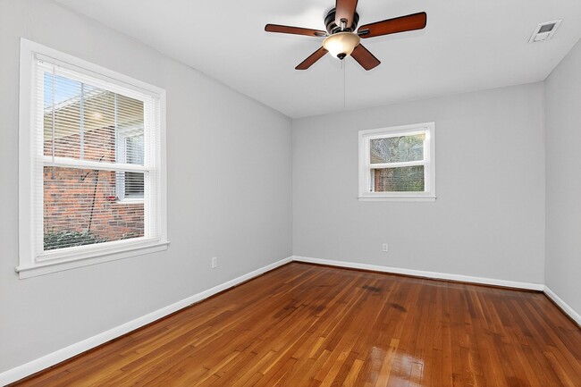 Building Photo - Spring Rent Special on this Adorable Two Bedroom Apartment Near Cotswold!