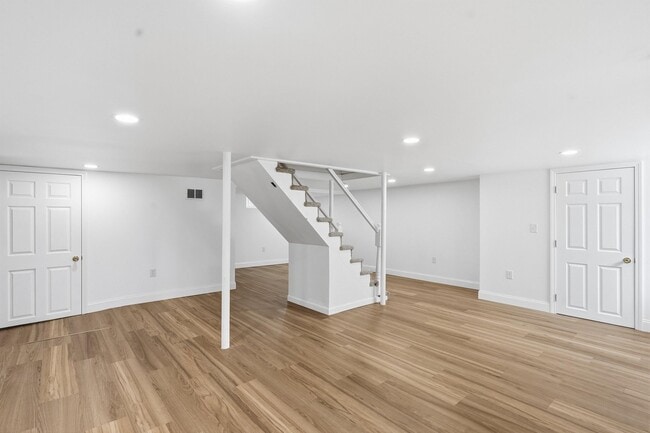 Building Photo - 198 Linden St