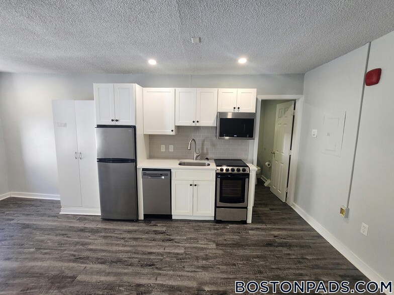 Building Photo - 76 Franklin St