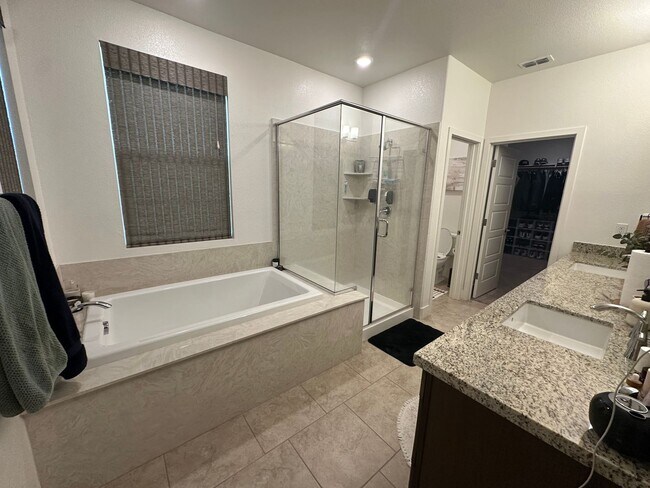 Building Photo - Available Soon!! Gorgeous 5 Bedroom in Elk Grove!!