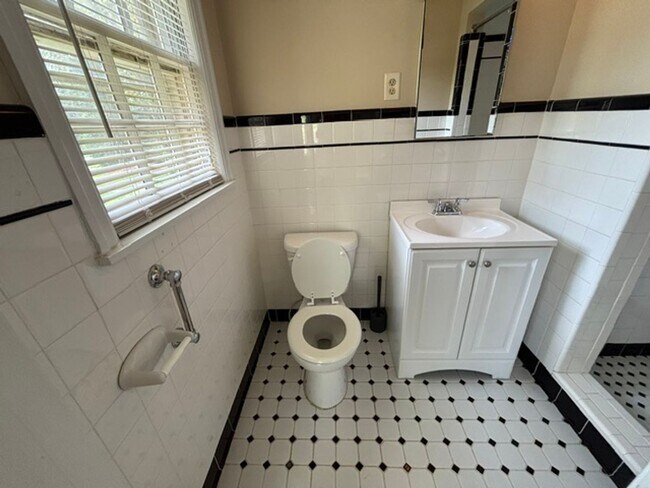 Building Photo - 1531 Iris Dr