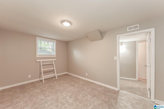 Building Photo - 1717 Bobolink Ln NE