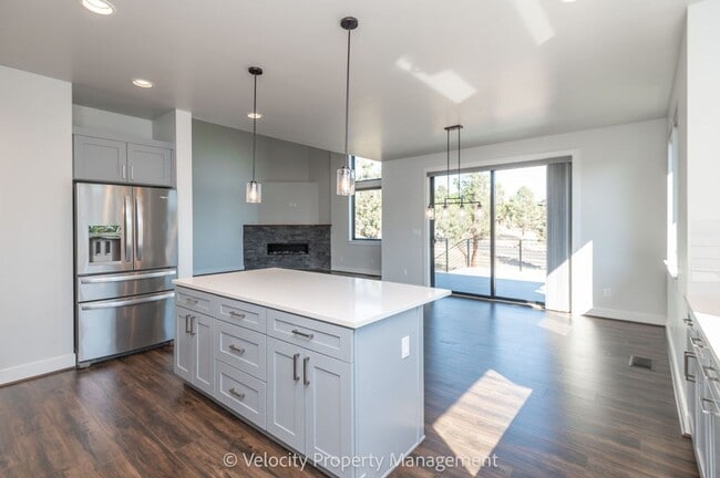 Building Photo - Stunning Home in Eagle Crest Resort Commun...