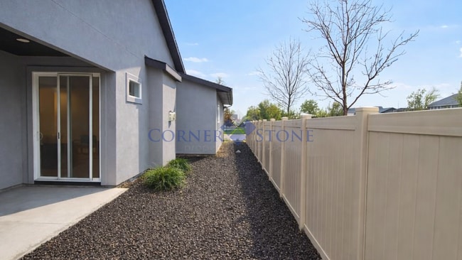 Building Photo - Stunning Northwest Meridian Gem with Designer Kitchen & Covered Patio!