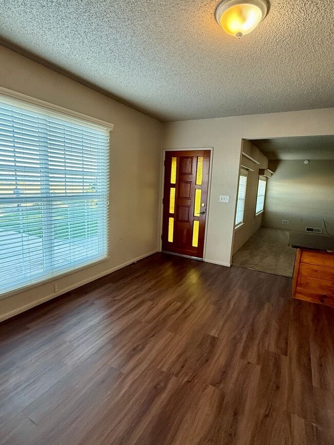 Building Photo - Beautiful Country Home! With Bonus Office/Den Room