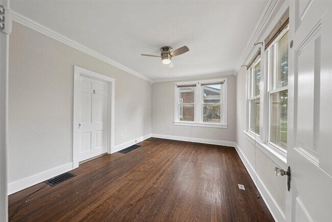 Building Photo - 943 Nutwood St
