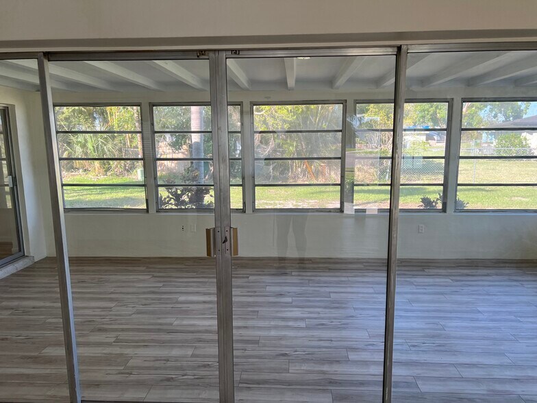 Large Florida room with lots of natural light - 5255 Tower Dr