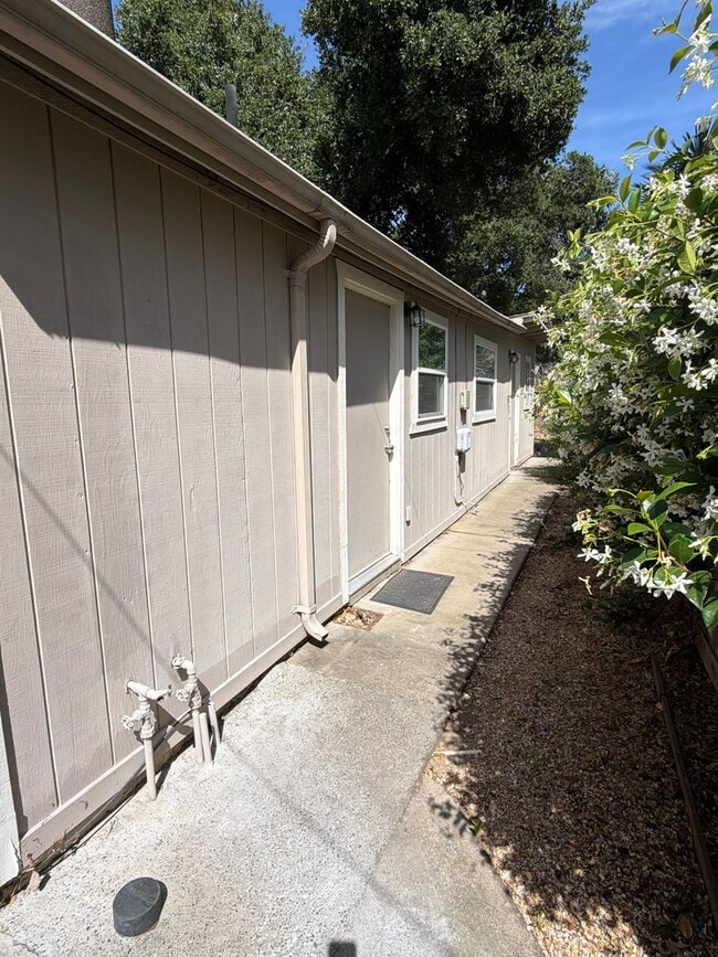Building Photo - Charming 2 Bedroom, 2 Bathroom Home with ADU in Desirable Land Park Area